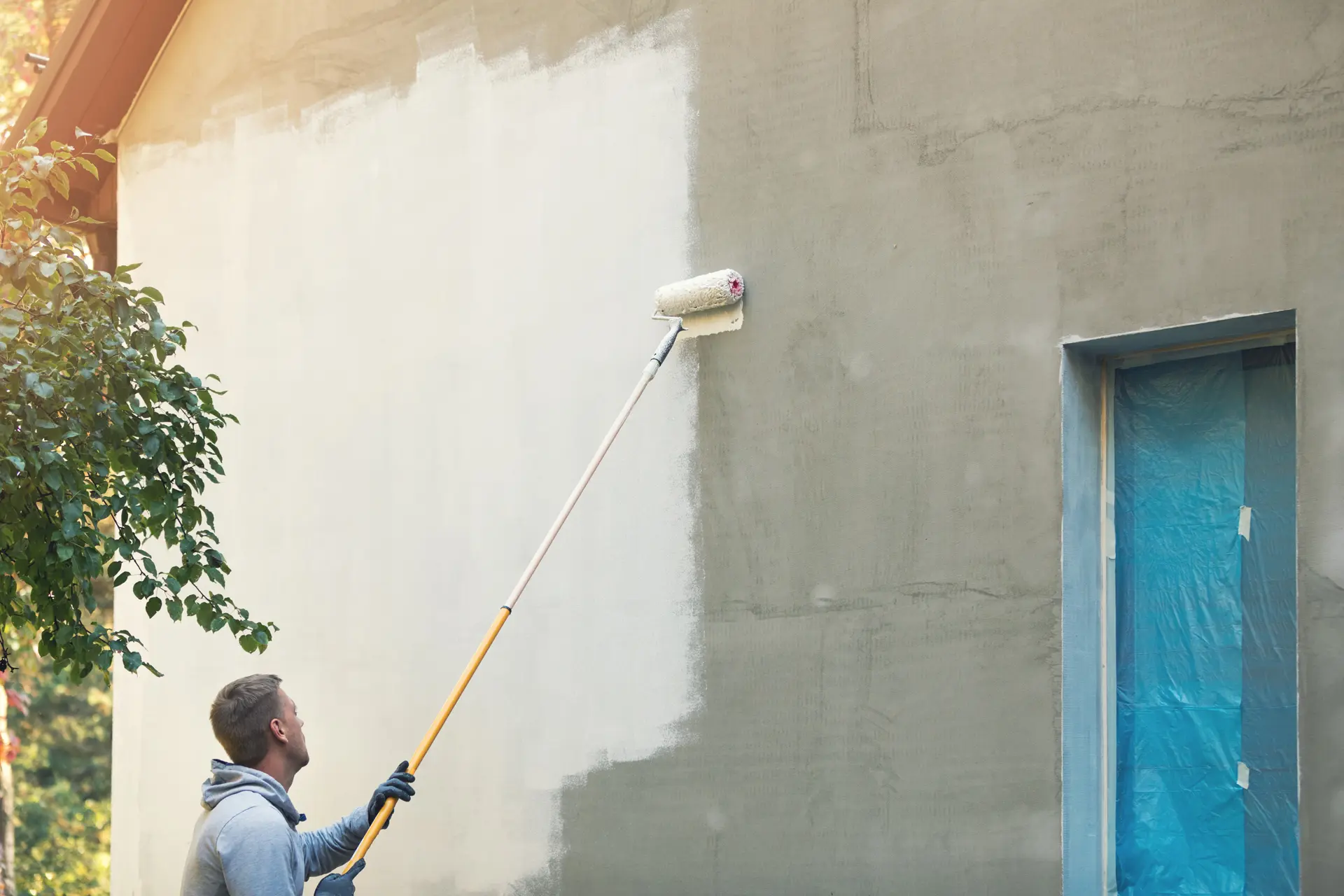 Pintor trabajando en una fachada en Córdoba